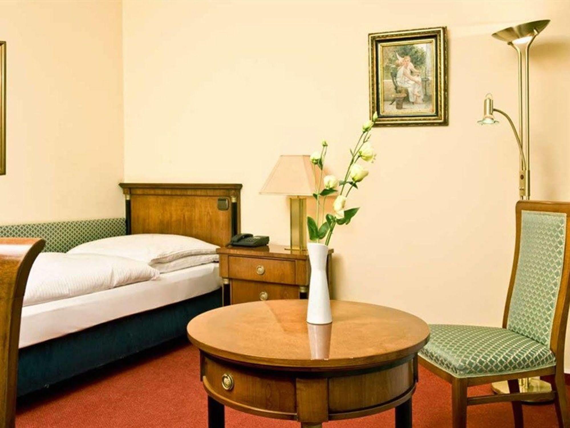Hotel Mondial Am Kurfuerstendamm Берлин Екстериор снимка